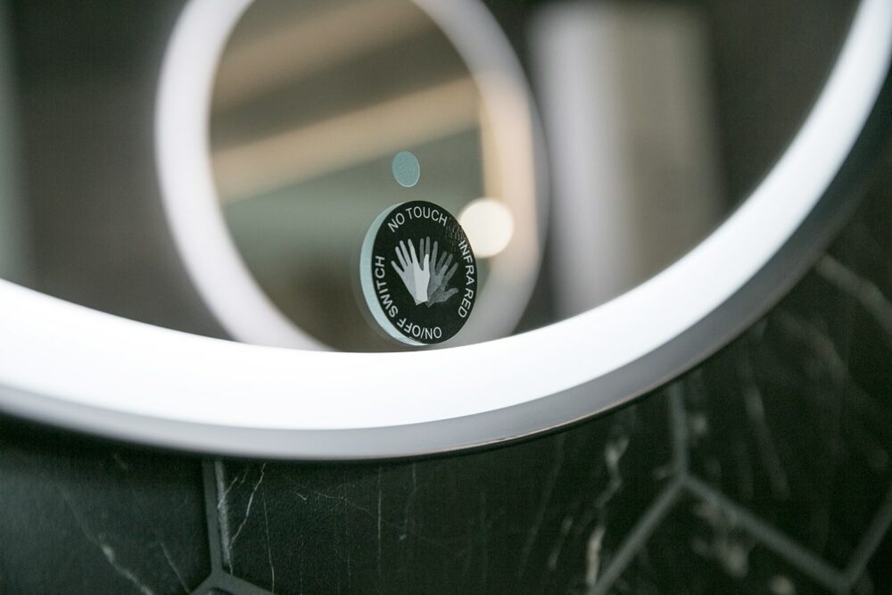 ARUVO™ ONYX Black Metal Framed Round Mirror w/ Led Light & Demister 600mm | MFRLED600 - Image 3