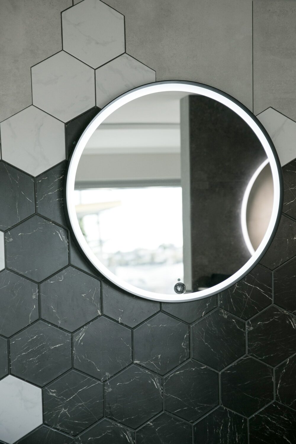 ARUVO™ ONYX Black Metal Framed Round Mirror w/ Led Light & Demister 600mm | MFRLED600