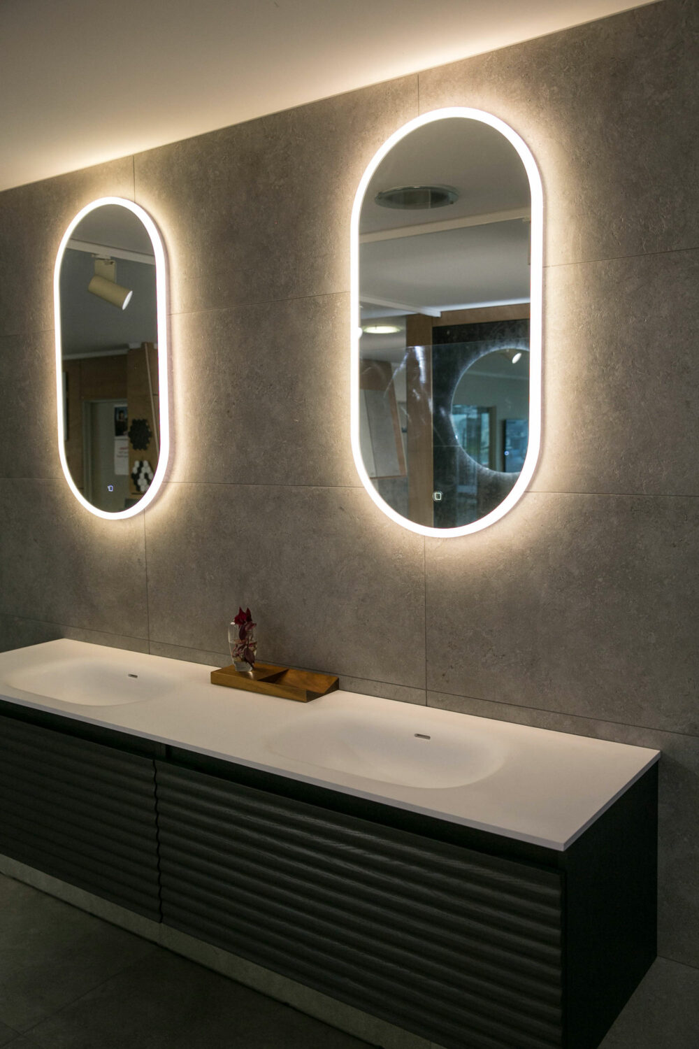 ARUVO™ BRILLANCE Acrylic Framed Oval Mirror w/ Led Light & Demister