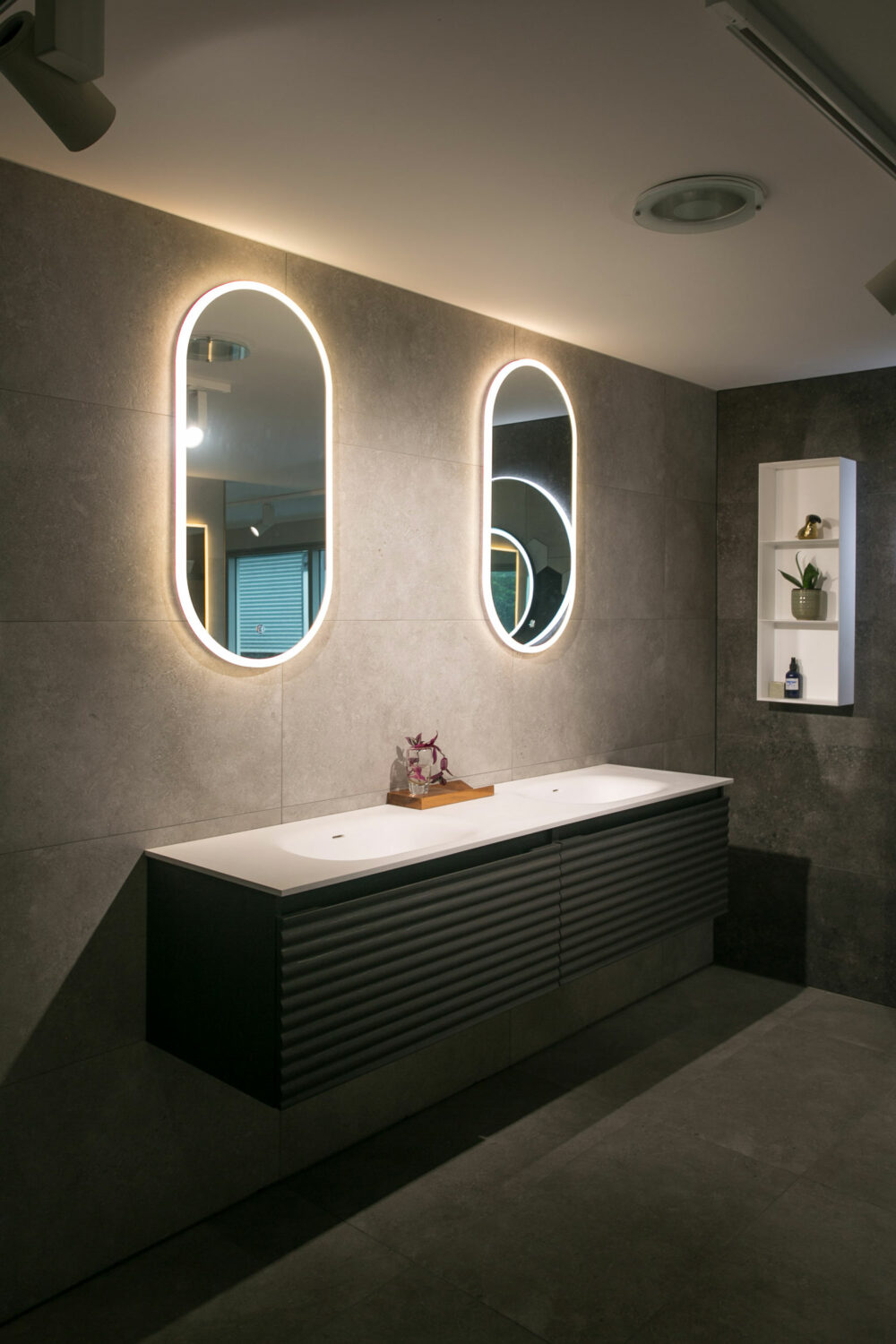 ARUVO™ BRILLANCE Acrylic Framed Oval Mirror w/ Led Light & Demister - Image 5