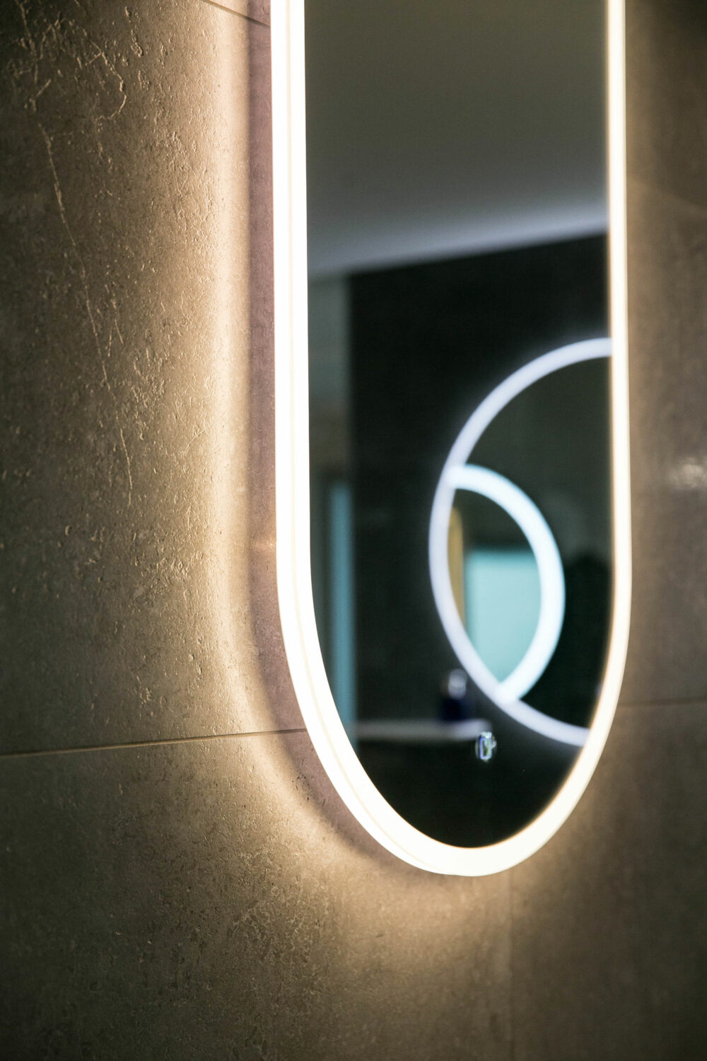 ARUVO™ BRILLANCE Acrylic Framed Oval Mirror w/ Led Light & Demister - Image 6