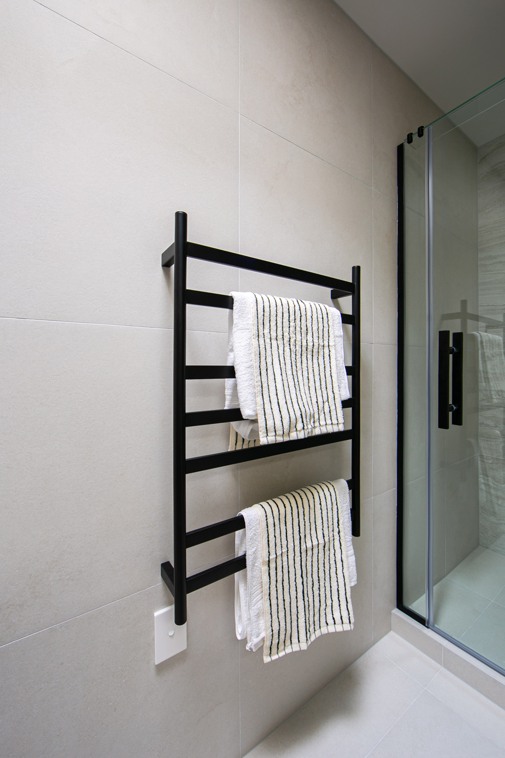ARUVO™ COSMO Heated Towel Rail 7 Bar W600 | Matte Black - Image 3