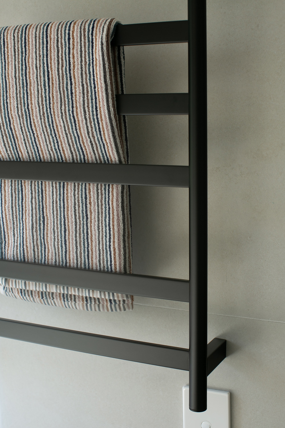 ARUVO™ COSMO Heated Towel Rail 7 Bar W600 | Matte Black - Image 4