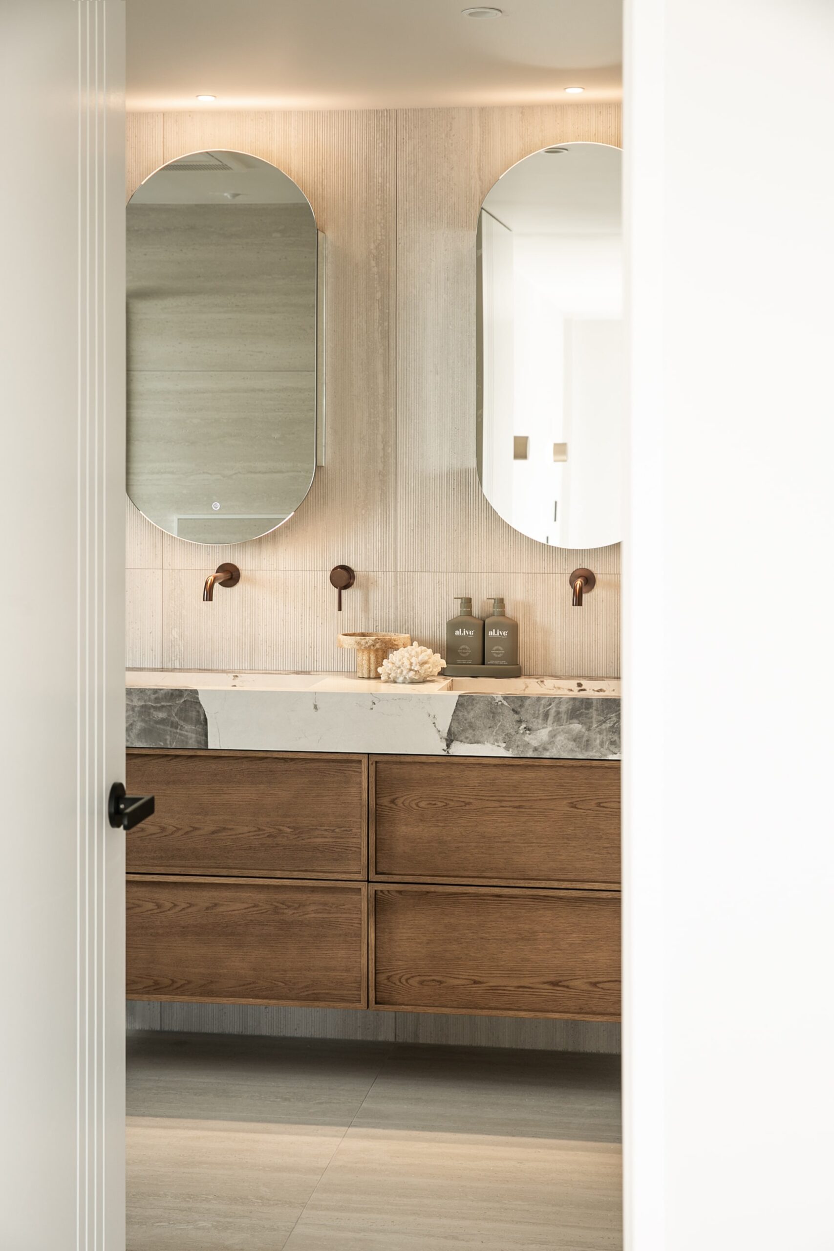 ARUVO® VENTRO Basin/Bath Spout | Brushed Bronze - Image 3