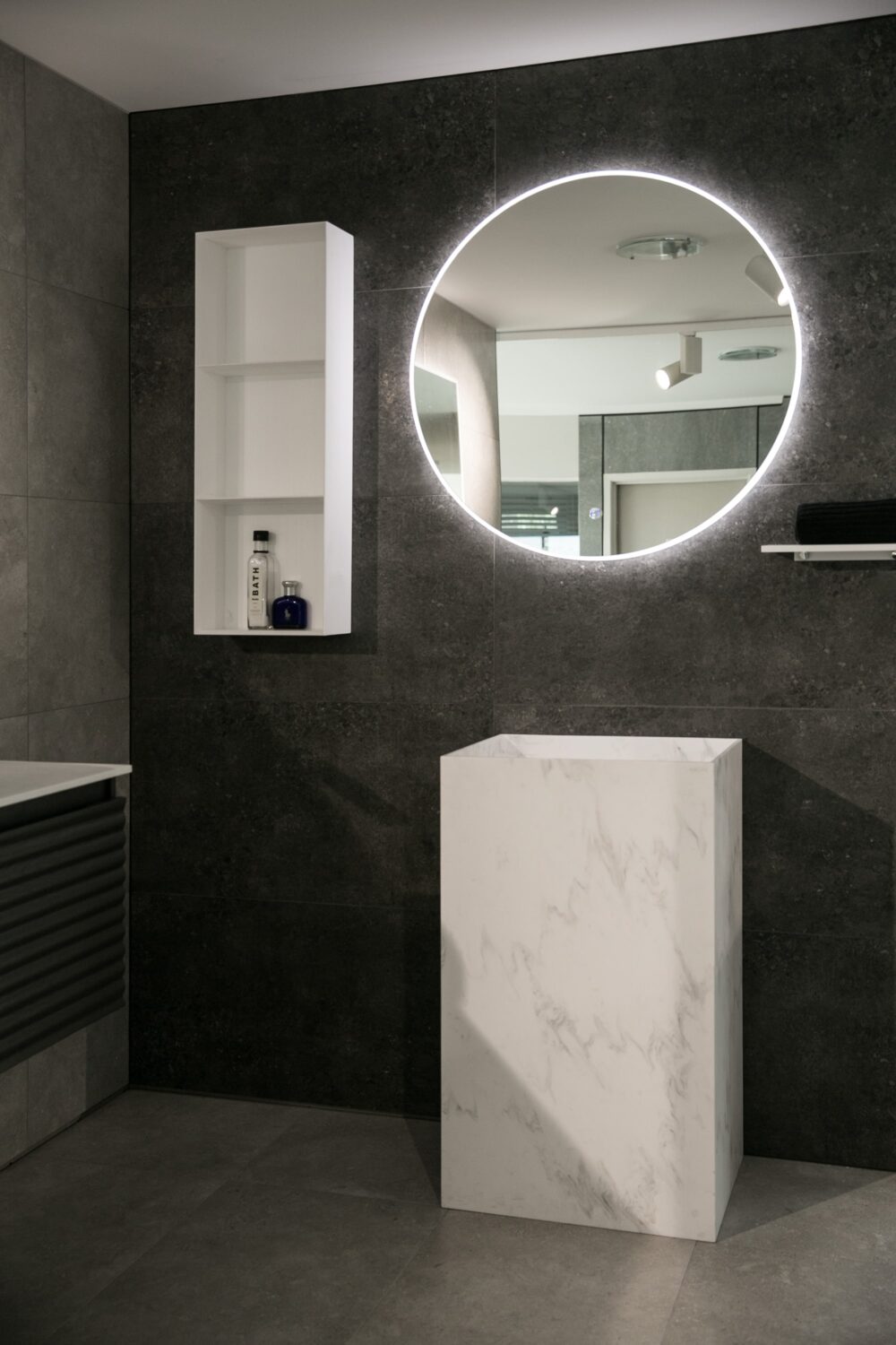 ARUVO® ILLLUMINA Acrylic Diffused Round Mirror w/ LED Light & Demister | 850mm - Image 4