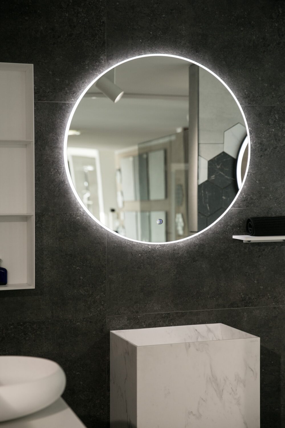 ARUVO® ILLLUMINA Acrylic Diffused Round Mirror w/ LED Light & Demister | 850mm