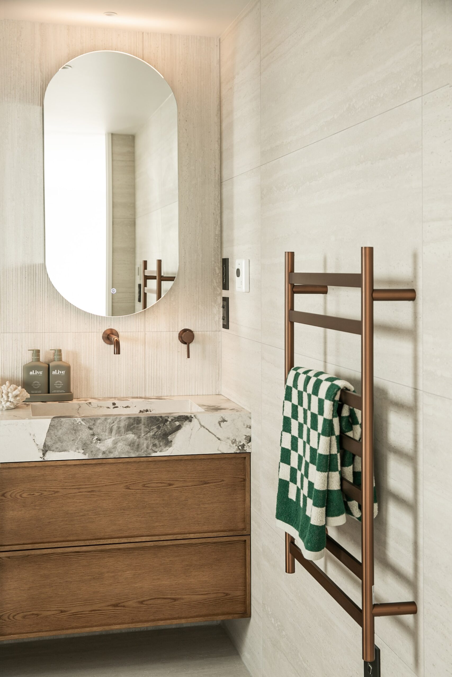 ARUVO® COSMO Heated Towel Rail 7 Bar W550 | Brushed Bronze - Image 3